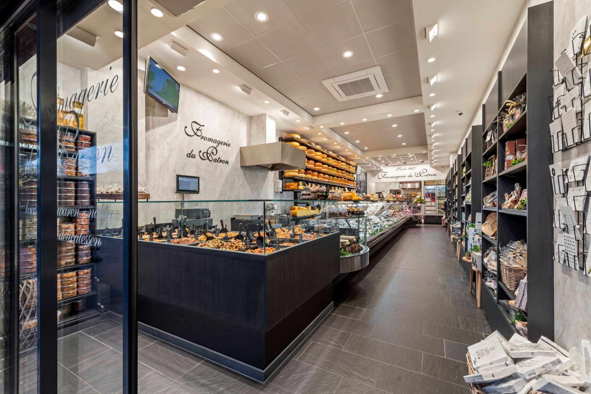 De kaaswinkel in Oegstgeest van binnen, waar u ons persoonlijk kunt bereiken